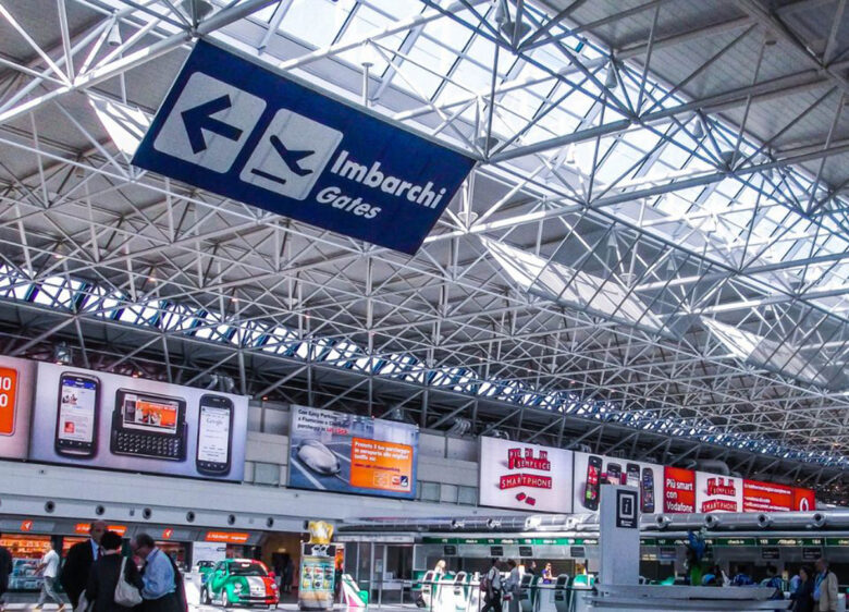 Aeroporti di Roma all’Ue: “Sospendiamo i controlli biometrici o l’estate sarà un disastro”