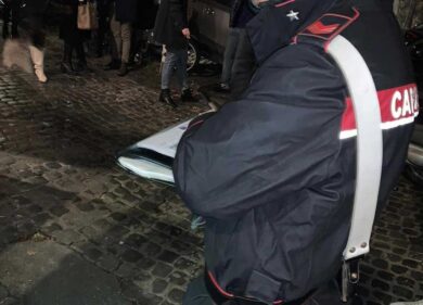 Sorpreso a rubare bottiglie di vodka prende a calci e pugni i Carabinieri