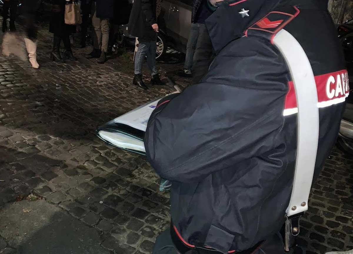 Sorpreso a rubare bottiglie di vodka prende a calci e pugni i Carabinieri Sorpreso a rubare bottiglie di vodka prende a calci e pugni i Carabinieri