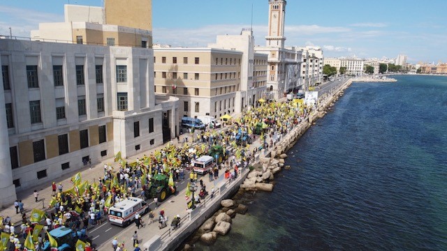 Migliaia di Agricoltori con i trattori a Bari contro le emergenze agricole