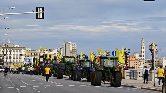 Migliaia di Agricoltori con i trattori a Bari contro le emergenze agricole