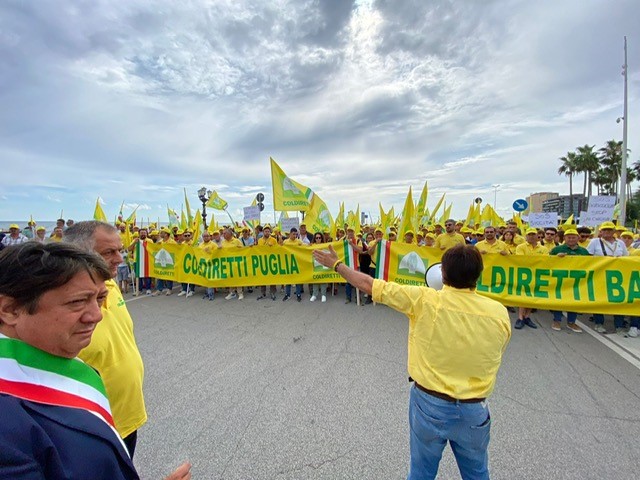 Migliaia di Agricoltori con i trattori a Bari contro le emergenze agricole