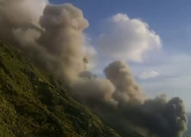 Il risveglio dello Stromboli, esplosioni e nube di cenere lavica lungo la Sciara del Fuoco