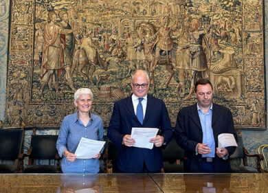 Gualtieri registra tre bambini nati all’estero da due mamme: “Giusto così”