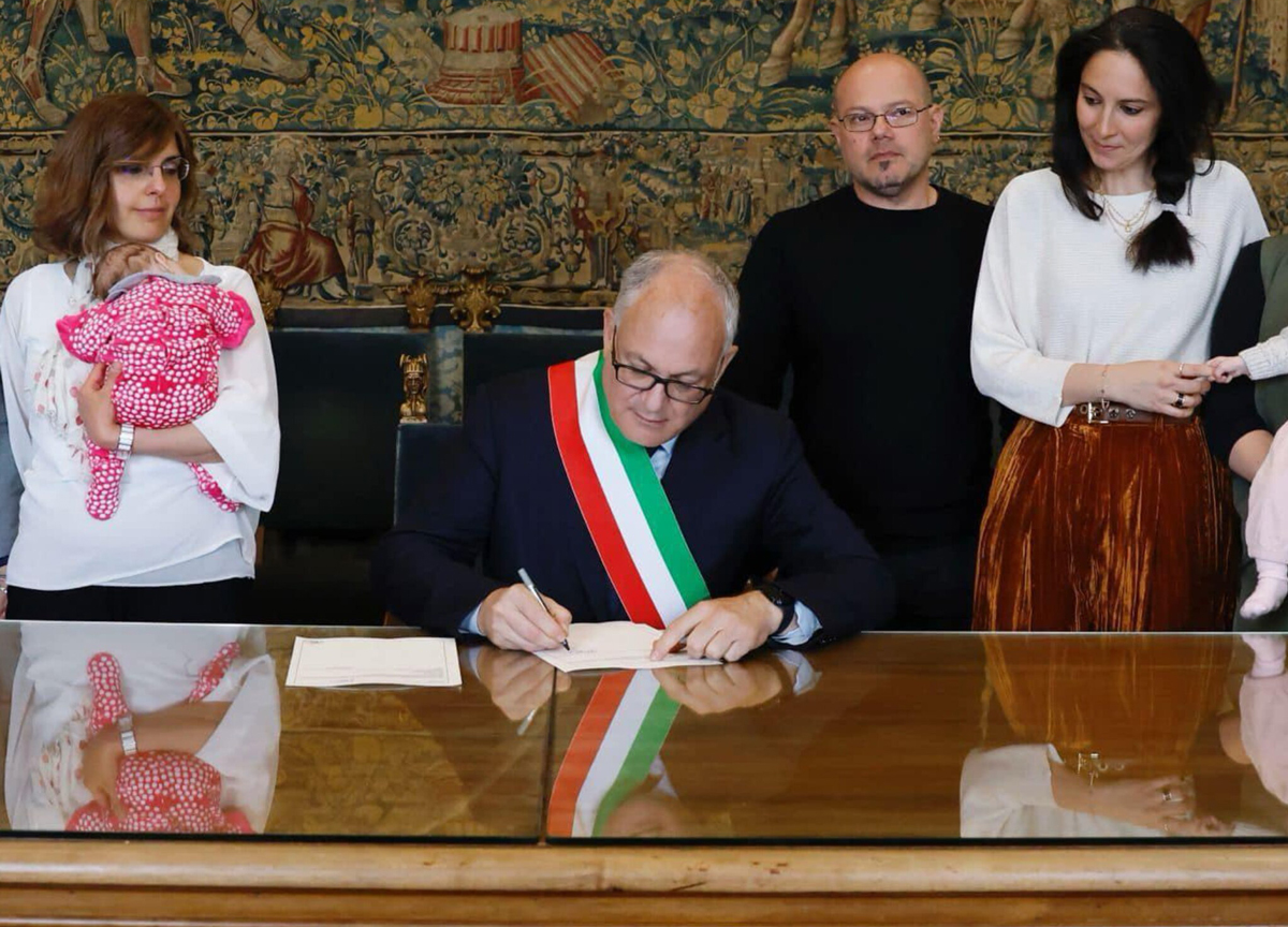 Gualtieri registra tre bambini nati all’estero da due mamme: “Giusto così”
