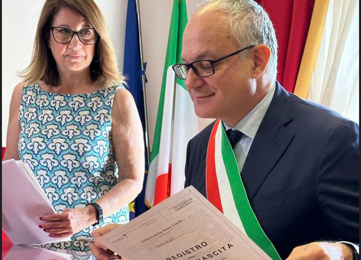 Gualtieri registra tre bambini nati all’estero da due mamme: “Giusto così”