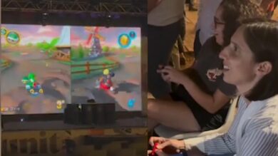 Roma, Elly Schlein gioca a Mario Kart sul maxi schermo ma ha problemi col controller: il video
