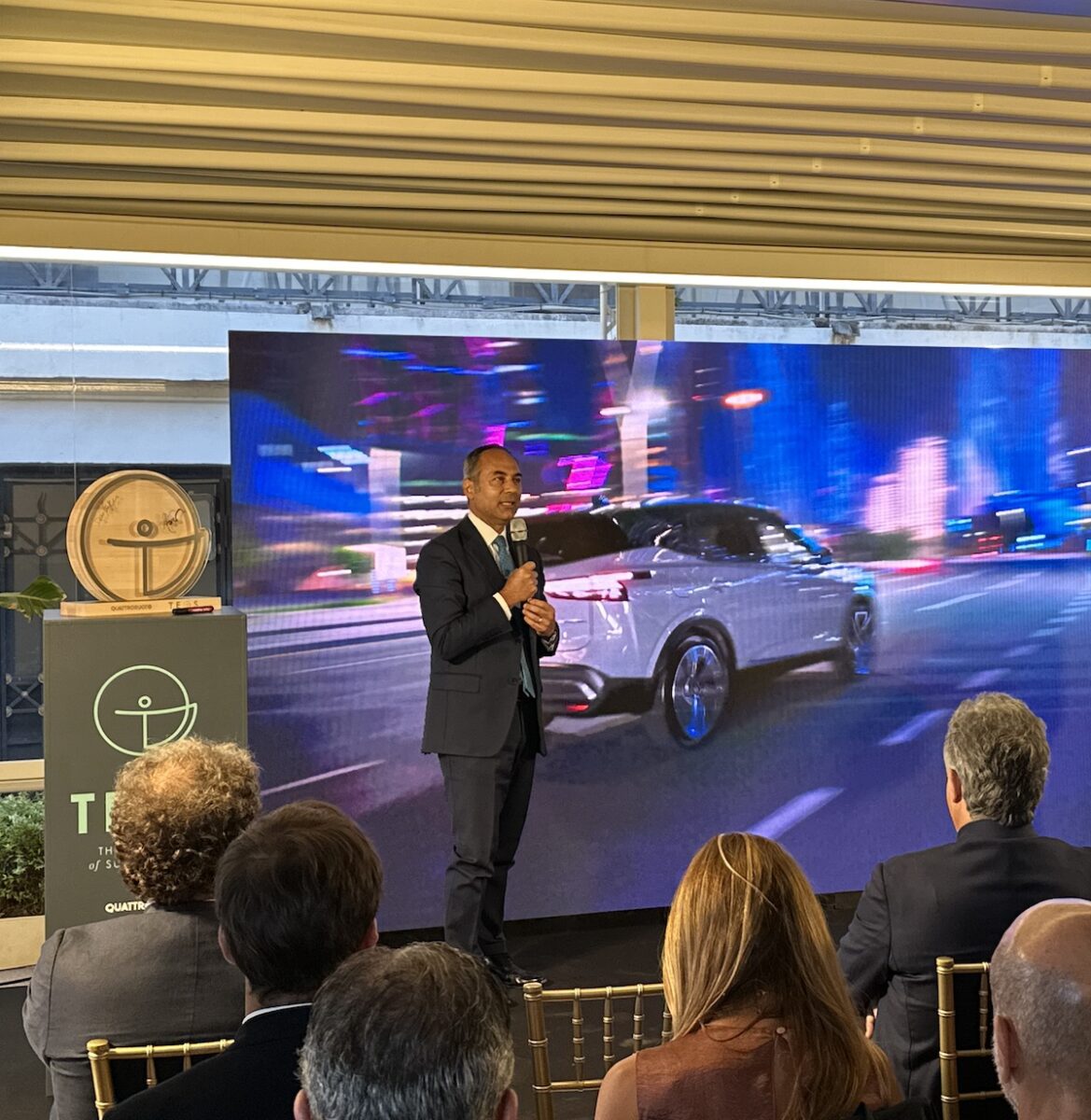 Nissan e-POWER riceve il premio TEOS dalla rivista Quattroruote Nissan e-POWER riceve il premio TEOS dalla rivista Quattroruote