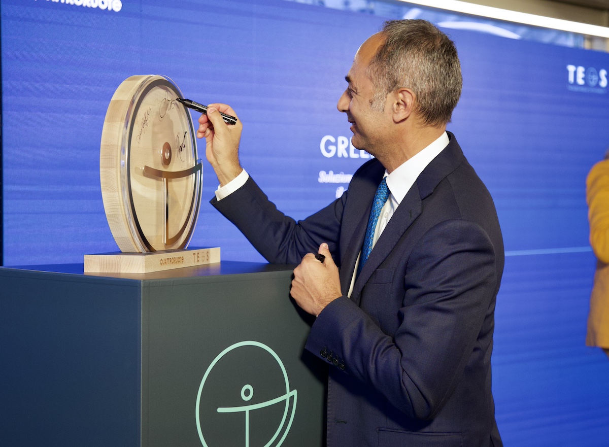 Nissan e-POWER riceve il premio TEOS dalla rivista Quattroruote Nissan e-POWER riceve il premio TEOS dalla rivista Quattroruote