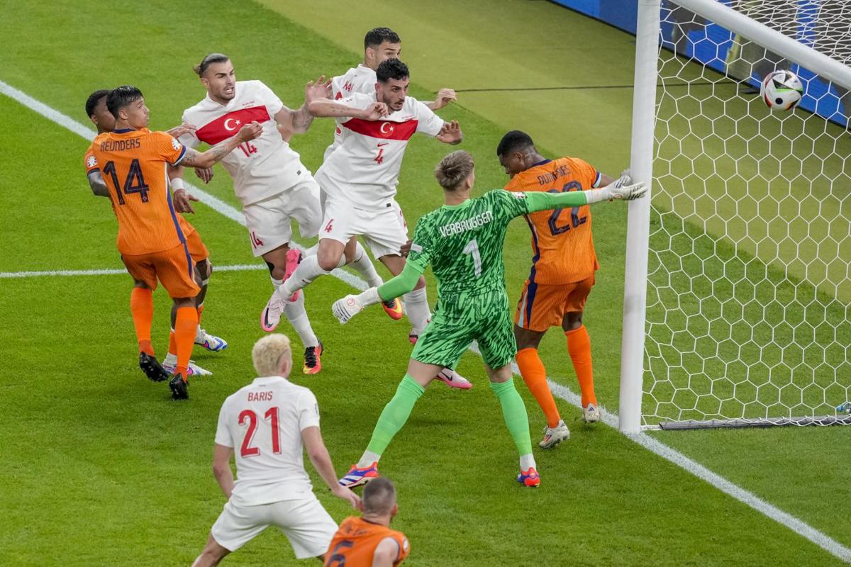 Ascolti, il calcio inchioda tutti davanti alla tv: Olanda-Turchia al 32,7%