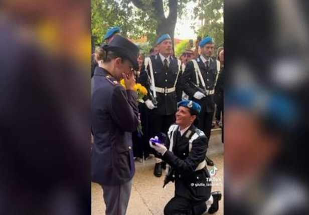 Poliziotta chiede alla collega di sposarla: il picchetto con le rose Poliziotta chiede alla collega di sposarla: il picchetto con le rose
