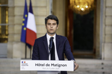 Francia, Macron chiede ad Attal “di restare premier per il momento”
