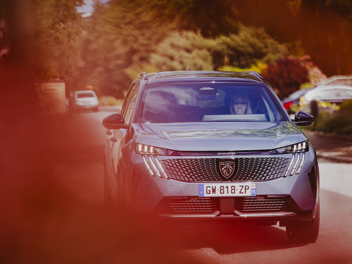 PEUGEOT nuovo E-5008: il SUV elettrico 7 posti con autonomia da record