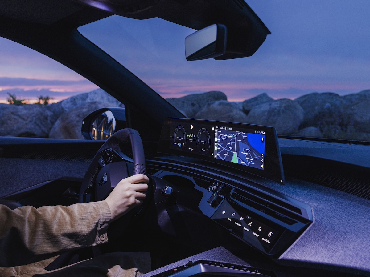 PEUGEOT nuovo E-5008: il SUV elettrico 7 posti con autonomia da record