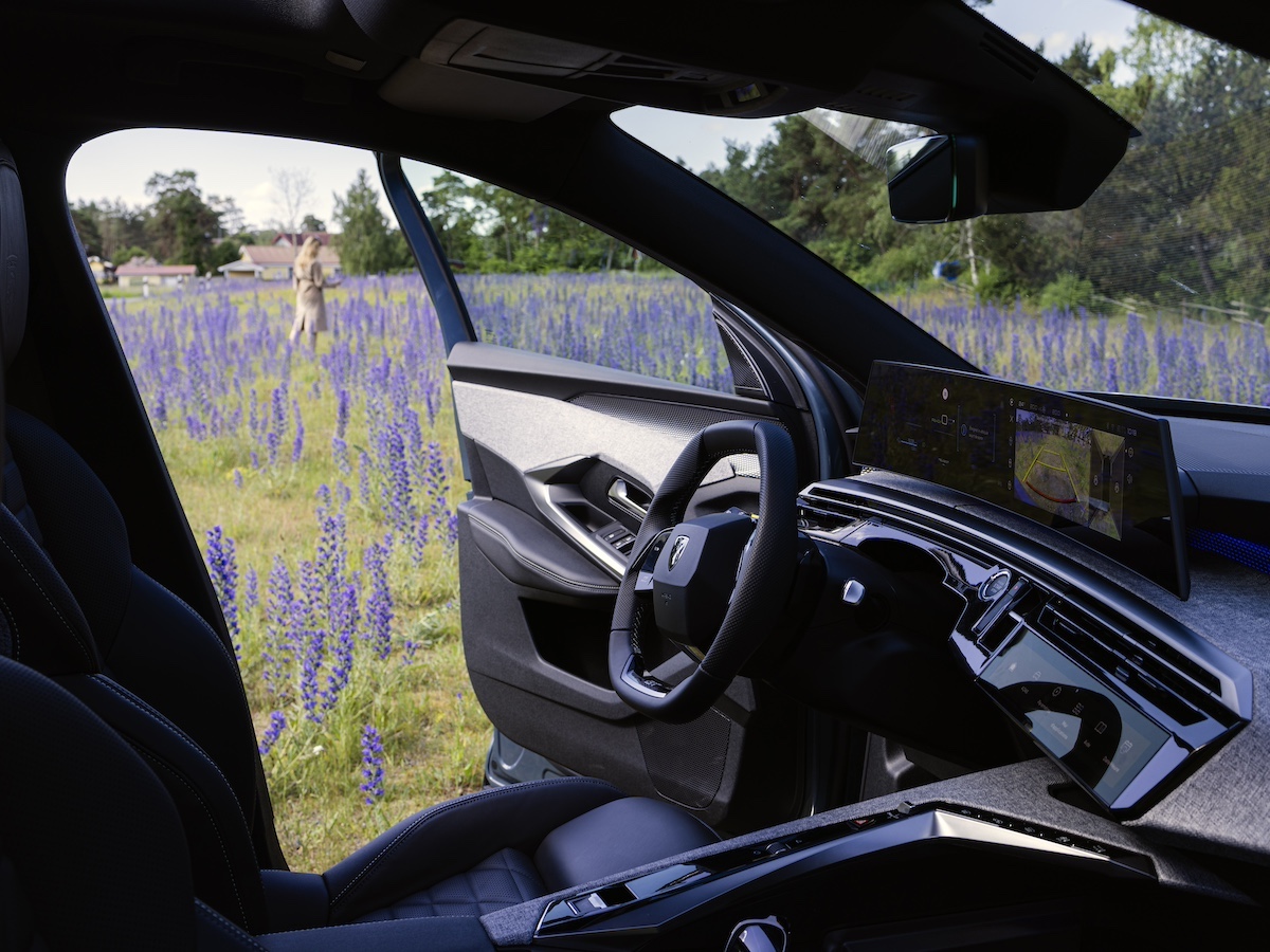 PEUGEOT nuovo E-5008: il SUV elettrico 7 posti con autonomia da record