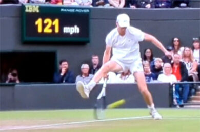 Sinner colpo dell’anno: contropiede sotto le gambe. Shelton senza parole, Wimbledon show. Ora Jannik vs Medvedev