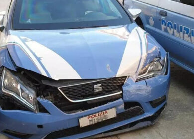 Carambola di auto in via degli Ammiragli con inseguimento e scontri: arrestato