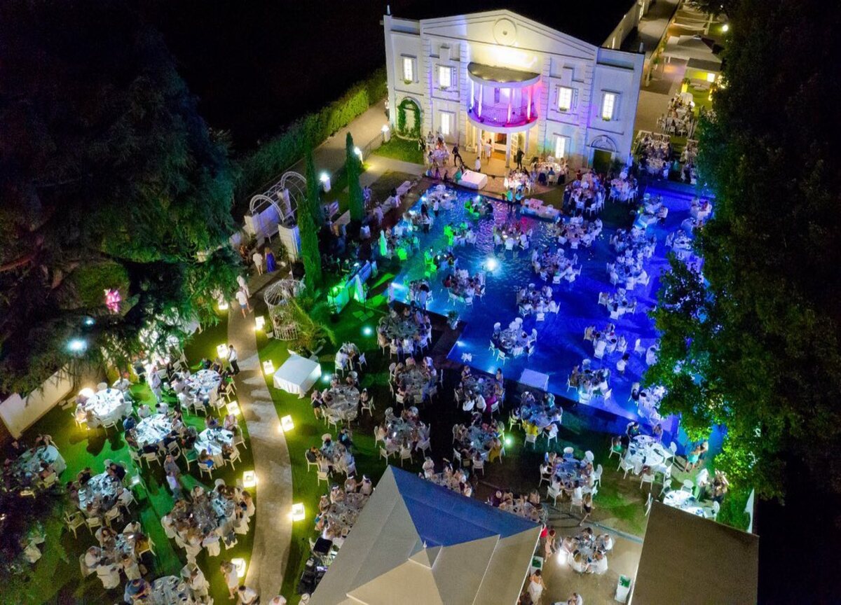 White Dinner Water Show 2024, la cena sull’acqua a Villa ReNoir White Dinner Water Show 2024, la cena sull’acqua a Villa ReNoir