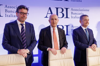 Abi, Giorgetti: “Crescita 1% fattibile. No a una manovra lacrime e sangue”