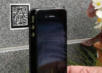 Il funerale diventa eco e digitale, urne biodegradabili e Qr code sulle lapidi