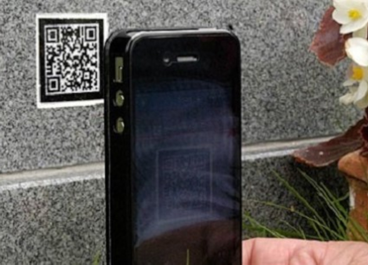 Il funerale diventa eco e digitale, urne biodegradabili e Qr code sulle lapidi Il funerale diventa eco e digitale, urne biodegradabili e Qr code sulle lapidi