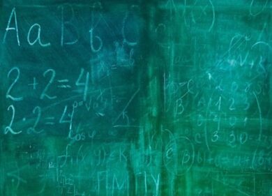 Atti osceni e molestie alla lavagna con 3 studentesse: professore condannato