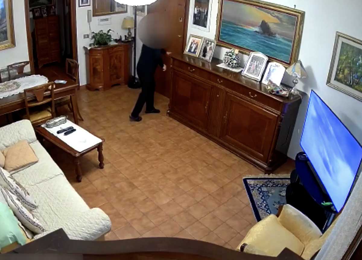 Truffe agli anziani col finto nipote: scacco alla banda napoletana: 10 arresti