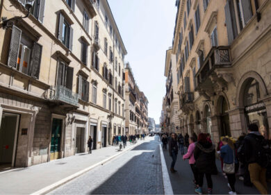Via del Babuino, fiamme in un negozio: sgomberata la via dello shopping