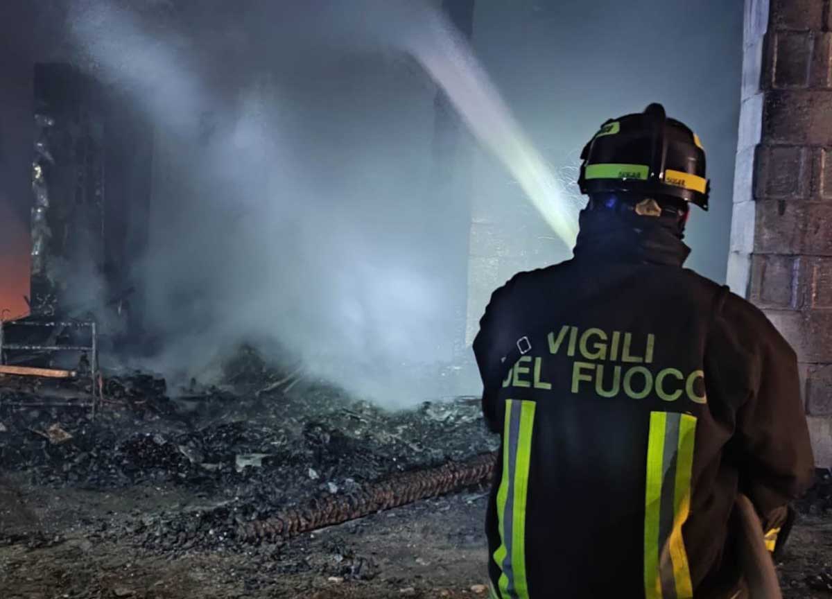 Via del Babuino, fiamme in un negozio: sgomberata la via dello shopping