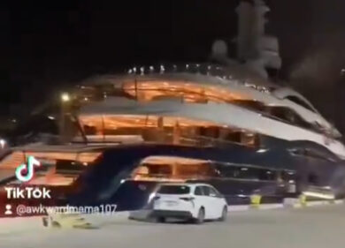 Mark Zuckerberg si fa le vacanze in Italia: il suo mega-yacht ormeggiato a Castellamare di Stabia (Napoli)