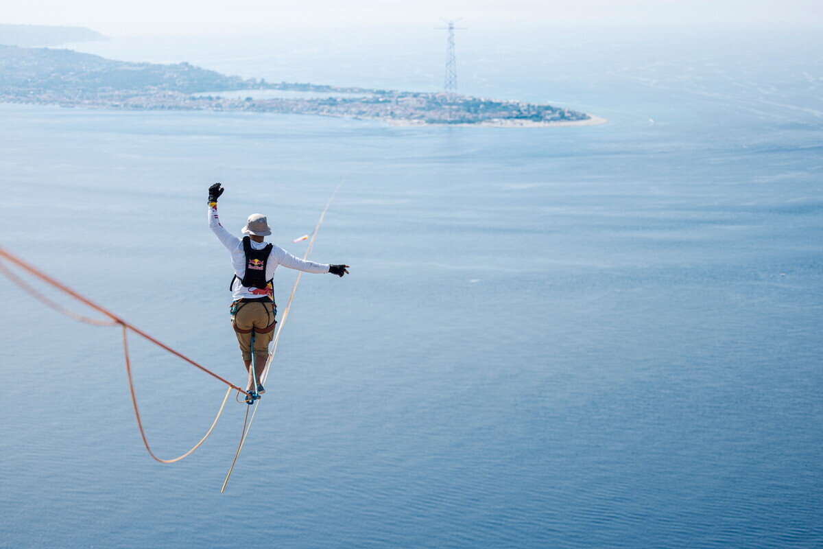 Attraversa lo Stretto su una slackline: impresa di Jaan Roos, primo a farlo Attraversa lo Stretto su una slackline: impresa di Jaan Roos, primo a farlo