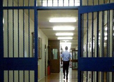 Rivolta in carcere a Viterbo: barricate di detenuti con spranghe e bastoni
