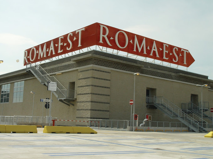 Rapina a mano armata e sparatoria tra la folla al centro commerciale Roma est