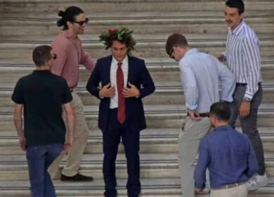 Ciro Grillo si laurea in giurisprudenza con 110 e lode. C’è anche papà Beppe