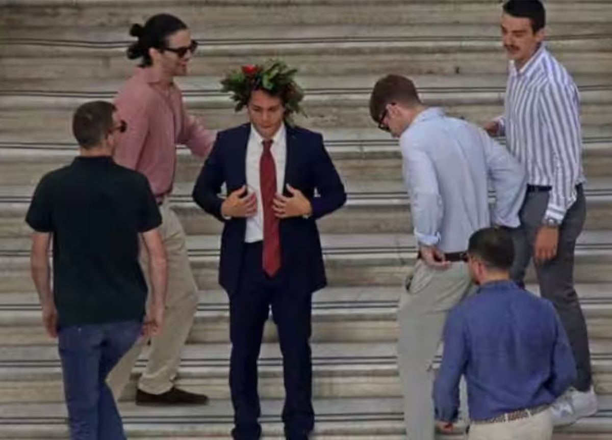 Ciro Grillo si laurea in giurisprudenza con 110 e lode. C’è anche papà Beppe Ciro Grillo si laurea in giurisprudenza con 110 e lode. C’è anche papà Beppe