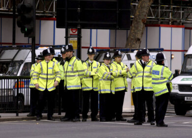 Londra, attacco antisemita davanti a una sinagoga: ambulanze a fuoco, sentite forti esplosioni nel cuore della notte