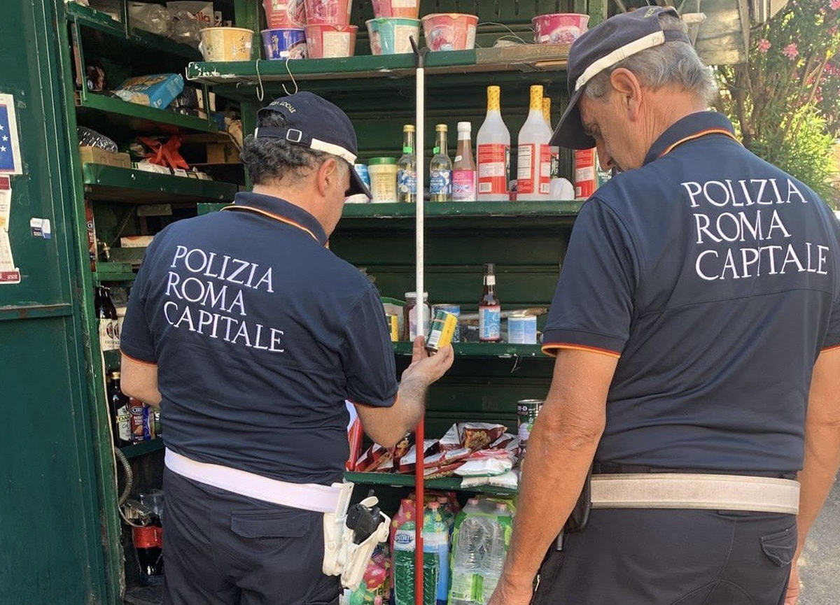 Chiosco degli orrori a Corso Trieste: merce scaduta e sporcizia ovunque