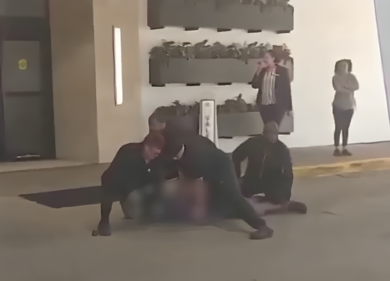 Ginocchio sul collo, poi lo soffocano: afroamericano ucciso come George Floyd