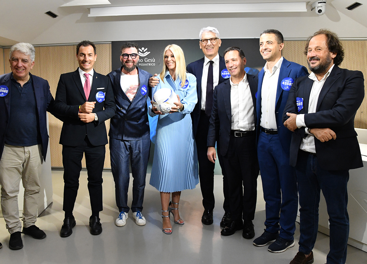 Partita del cuore, cantanti contro politici in campo per il Bambino Gesù Partita del cuore, cantanti contro politici in campo per il Bambino Gesù