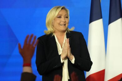 Francia, le bugie di Macron: “Mai con Le Pen”. Poi però alle feste private…
