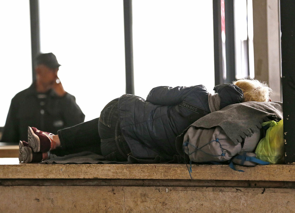 Alemanno scende in piazza: una fiaccolata contro il degrado attorno Termini