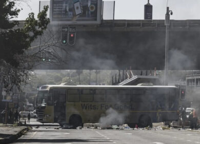 A fuoco uno scuolabus: morti 12 bambini. La tragedia