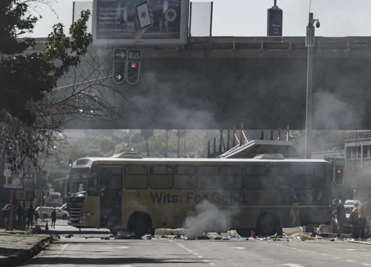 A fuoco uno scuolabus: morti 12 bambini. La tragedia A fuoco uno scuolabus: morti 12 bambini. La tragedia