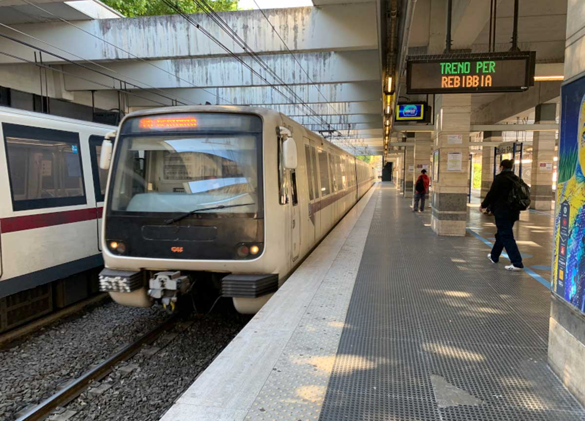 Metro B, frequenze da incubo: 13 minuti di attesa. Acos: “Bugie sui display”