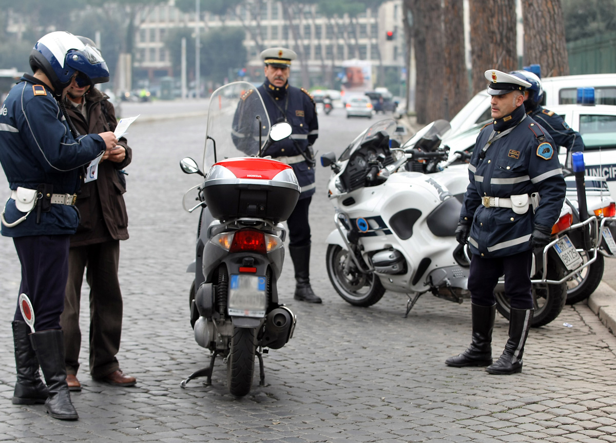 Presa la regina delle multe: in un colpo solo un verbale da 12mila euro Presa la regina delle multe: in un colpo solo un verbale da 12mila euro