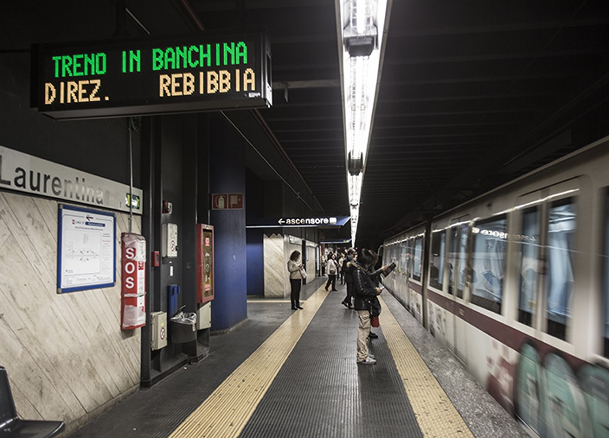 Metro B, frequenze da incubo: 13 minuti di attesa. Acos: “Bugie sui display”