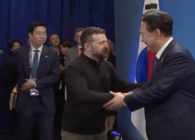 Zelensky, calorosa stretta di mano con i signori della guerra. Incontro con i vertici delle aziende della difesa Usa