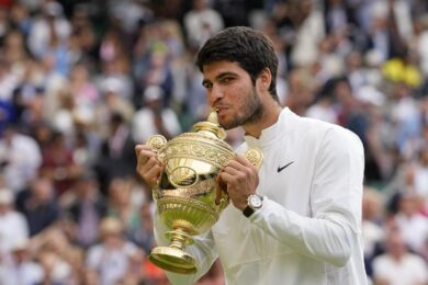 Tennis, Alcaraz è ancora il re di Wimbledon: Djokovic si arrende in finale