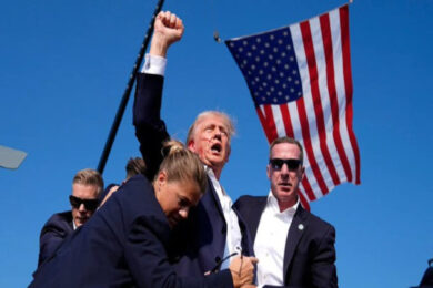 Usa, spari al comizio di Trump: l’ex presidente ferito a un’orecchio. VIDEO