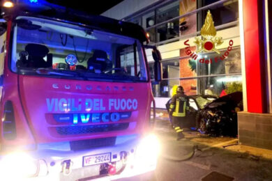 Tragedia stradale nella notte ad Avellino: auto si schianta, quattro morti